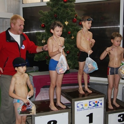 Mikołajkowe zawody pływackie dla dzieci