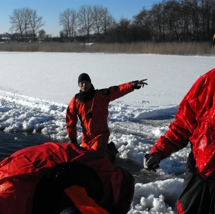 Szkolenie ratowników na lodzie