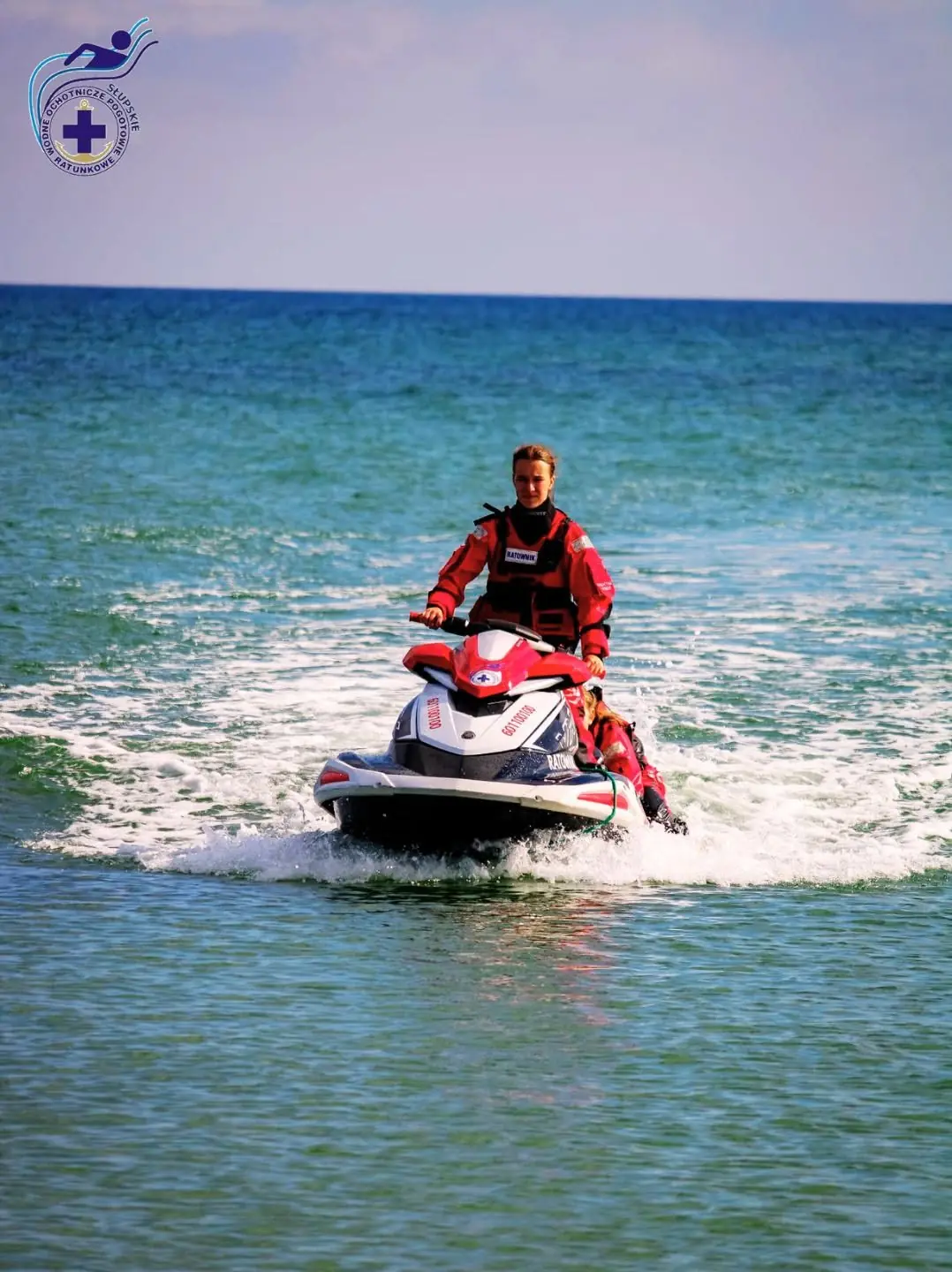Ratownik Słupskiego WOPR na plaży